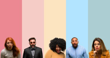 Panik ve korku ifade şokta, insanlar, kadın ve adam serin grup korkuttu