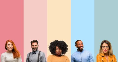 İnsanlar, kadın ve adam kendinden emin ve mutlu yan seyir büyük bir doğal gülümseme ile serin grup