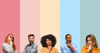 Grup kişi, kadın ve erkek şüphe ifade serin, şaşırtmak ve kavramı, belirsiz gelecek merak ediyorum