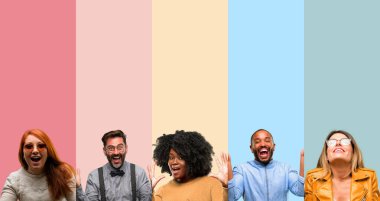 Serin grup insanlar, kadın ve adam mutlu ve ifade wow jest tezahürat