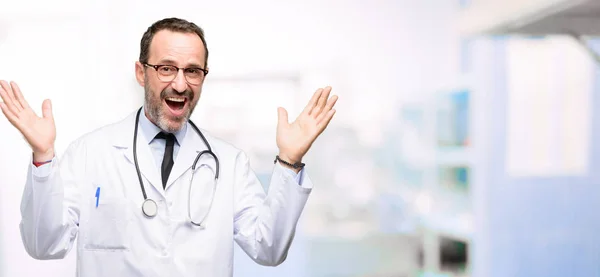 Doctor Hombre Mayor Profesional Médico Feliz Sorprendido Animando Expresando Wow — Foto de Stock