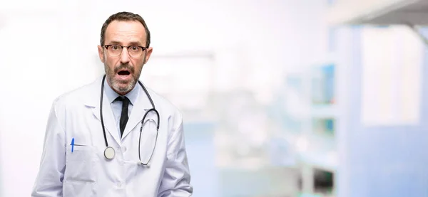 Doktor Starszy Człowiek Medyczny Przestraszony Szoku Wyrażając Panika Strach Szpitalu — Zdjęcie stockowe