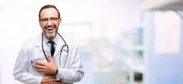 Doutor Homem Sênior Médico Profissional Confiante Feliz Com Grande Sorriso — Fotografia de Stock