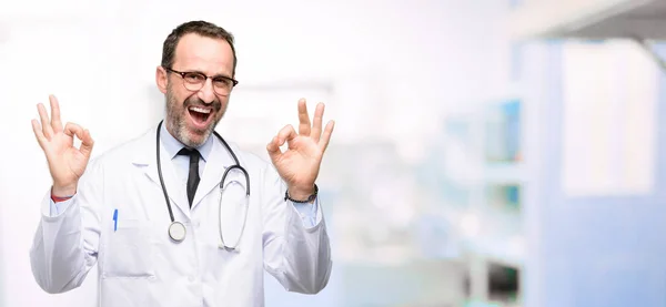 Lekarz Starszy Człowiek Medyczny Robi Znak Gest Obu Rąk Wyrażając — Zdjęcie stockowe