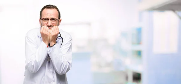 Médico Homem Sênior Profissional Médico Aterrorizado Nervoso Expressando Ansiedade Pânico — Fotografia de Stock