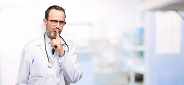 Лікар Старший Чоловік Медичний Працівник Індексним Пальцем Губах Просить Спокійно — стокове фото