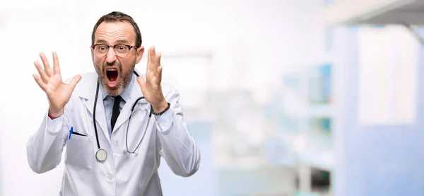 Läkare Ledande Man Medicinsk Professionell Stressigt Att Hålla Händerna Huvudet — Stockfoto