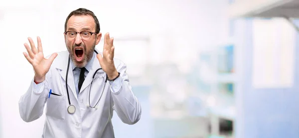 Docteur Homme Âgé Professionnel Santé Stressant Garder Les Mains Sur — Photo