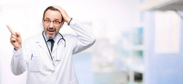 Dokter Senior Man Medische Professional Wijzen Weg Zijde Met Vinger — Stockfoto