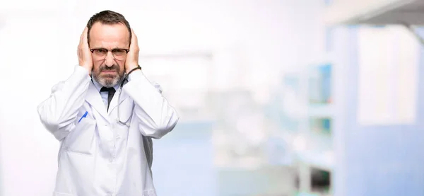 Лікар Старший Чоловік Медичний Фахівець Охоплює Вуха Ігноруючи Дратівливий Гучний — стокове фото