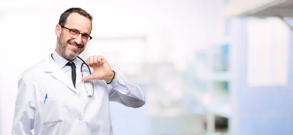 Doctor Senior Profesional Médico Orgulloso Excitado Arrogante Señalando Con Cara —  Fotos de Stock