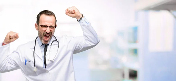 Doutor Homem Sênior Profissional Médico Feliz Animado Celebrando Vitória Expressando — Fotografia de Stock