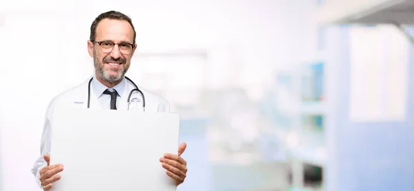 Médico Homem Sênior Médico Profissional Segurando Banner Publicidade Branco Bom — Fotografia de Stock