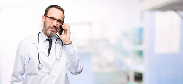 Medico Uomo Anziano Medico Professionista Felice Parlare Utilizzando Uno Smartphone — Foto Stock