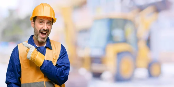 Engenheiro Sênior Trabalhador Construção Apontando Para Lado Com Dedo Trabalho — Fotografia de Stock