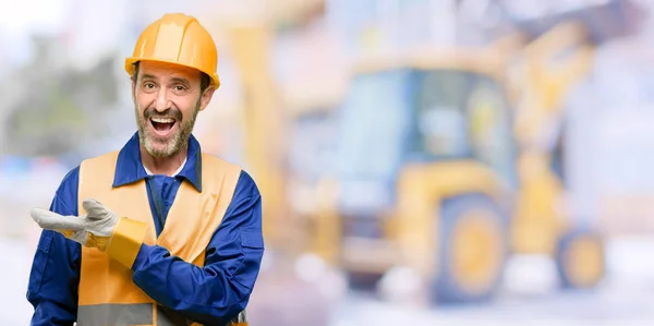 Engenheiro Sênior Trabalhador Construção Civil Segurando Algo Mão Vazia Trabalho — Fotografia de Stock