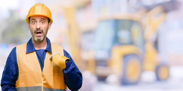 シニア エンジニア男 建設労働者幸せと驚く表現すごいジェスチャーを応援作業で指を指して — ストック写真