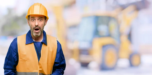 Ingeniero Senior Trabajador Construcción Asustado Estado Shock Expresando Pánico Miedo —  Fotos de Stock