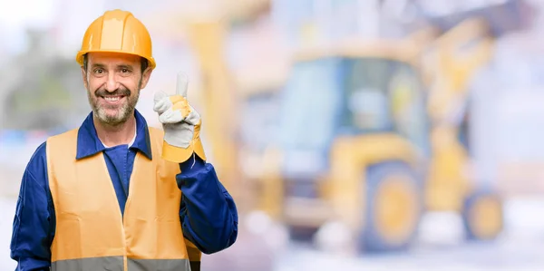 シニア エンジニアの男 建設労働者幸せとびっくり職場を指して表現するすごいジェスチャーを応援 — ストック写真