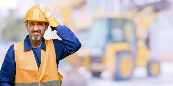 シニア エンジニアの男 建設労働者恐怖と緊張不安とパニックの身振りを表現する仕事で圧倒 — ストック写真