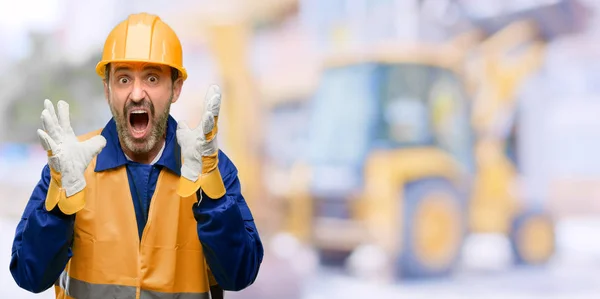 Ingeniero Sénior Trabajador Construcción Estresante Mantener Las Manos Cabeza Aterrorizado —  Fotos de Stock