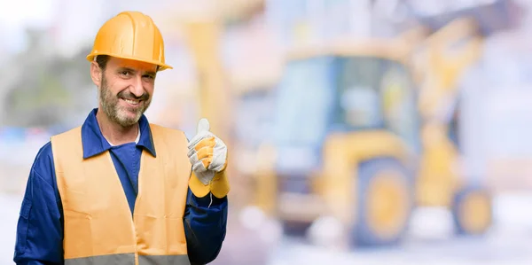 资深工程人员 建筑工人微笑着广泛显示竖起大拇指手势相机 表示喜欢和批准工作 — 图库照片