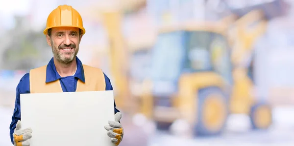 Engenheiro Sênior Trabalhador Construção Segurando Banner Publicidade Branco Bom Cartaz — Fotografia de Stock