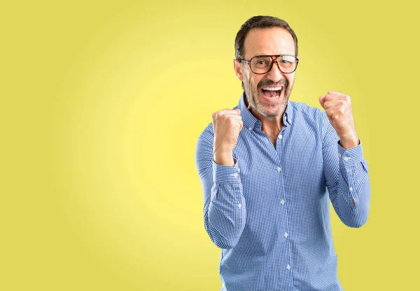 Bello Uomo Mezza Età Felice Eccitato Esprimendo Gesto Vincente Vittoria — Foto Stock