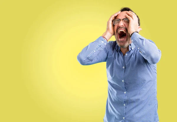 Stresszes Jóvágású Középkorú Férfi Tartja Kezében Fejét Rémült Pánik Kiabálva — Stock Fotó