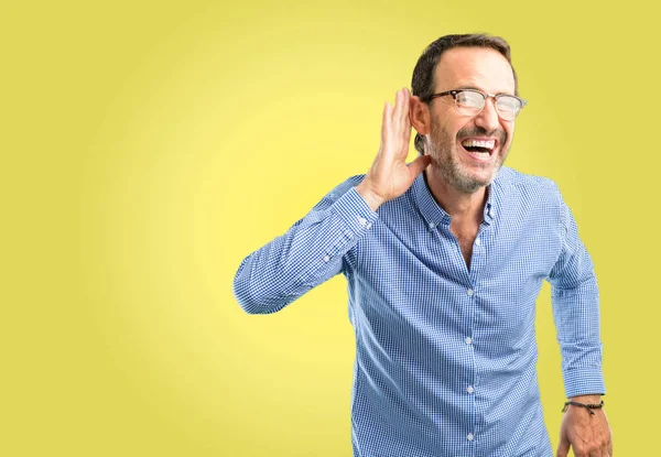 Stilig Medelålders Man Håller Handen Nära Örat Försöker Lyssna Intressanta — Stockfoto