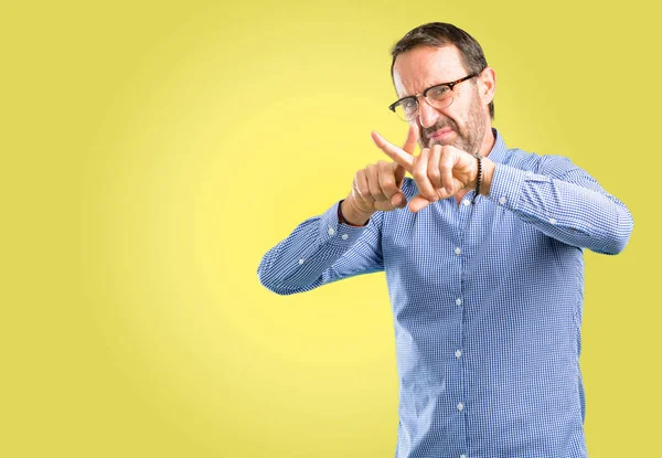 Bonito Homem Meia Idade Irritado Com Atitude Fazendo Sinal Parada — Fotografia de Stock