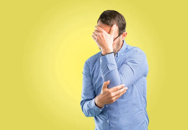 Knappe Middelbare Leeftijd Man Stressvolle Houden Handen Het Hoofd Moe — Stockfoto