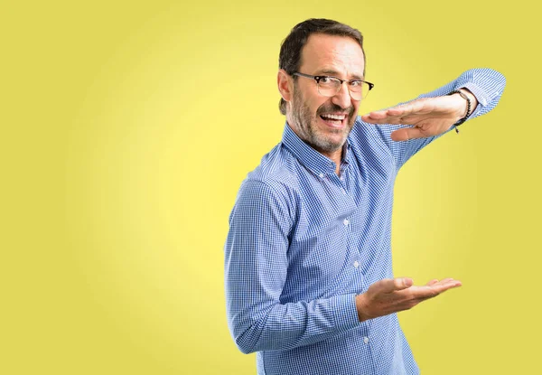 Bonito Homem Meia Idade Segurando Algo Conceito Tamanho — Fotografia de Stock