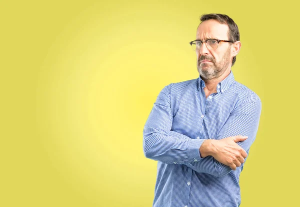 Bonito Homem Meia Idade Com Braços Cruzados Confiante Feliz Com — Fotografia de Stock