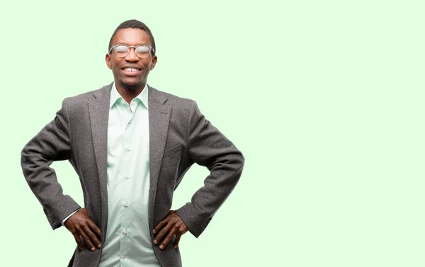 Африканский Черный Мужчина Куртке Уверенный Счастливый Большой Естественной Улыбкой Смеется — стоковое фото