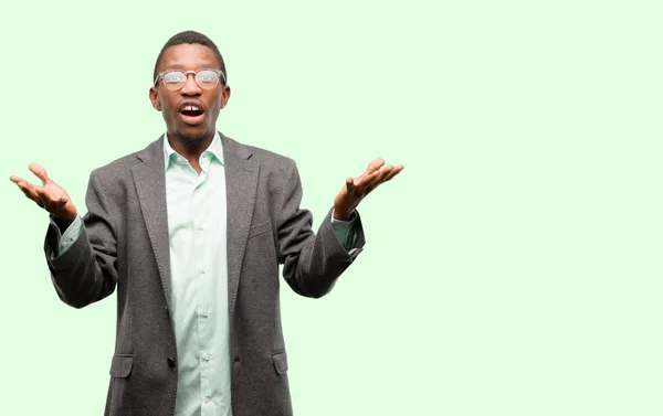 Africano Negro Hombre Usando Chaqueta Feliz Sorprendido Animando Expresando Wow — Foto de Stock