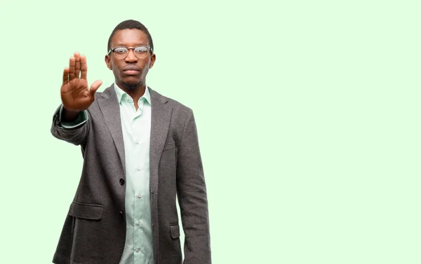Afrikai Fekete Ember Visel Kabátot Bosszús Rossz Hozzáállás Stoptábla Kézzel — Stock Fotó