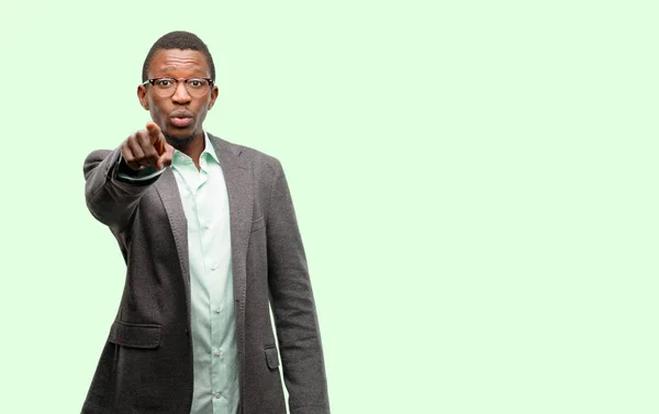 Hombre Negro Africano Con Chaqueta Apuntando Frente Con Dedo — Foto de Stock