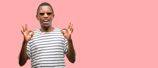 Afrikanischer Schwarzer Mann Mit Sonnenbrille Macht Okay Zeichen Geste Mit — Stockfoto