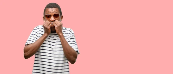 Africano Negro Usando Gafas Sol Aterrorizado Nervioso Expresando Ansiedad Pánico — Foto de Stock