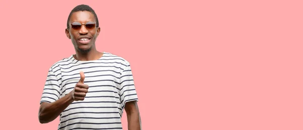 Africano Hombre Negro Con Gafas Sol Sonriendo Ampliamente Mostrando Pulgares — Foto de Stock