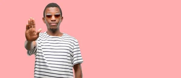 Negro Africano Vestindo Óculos Sol Irritado Com Atitude Fazendo Sinal — Fotografia de Stock