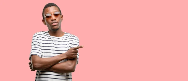 Afryki Czarny Człowiek Noszący Okulary Przeciwsłoneczne Strony Palcem Wskazującym — Zdjęcie stockowe