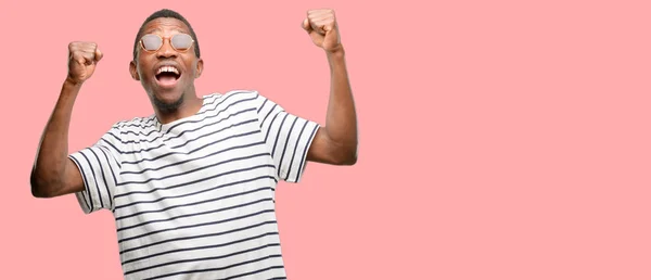 非洲黑人戴着墨镜高兴而兴奋地庆祝胜利 表达了巨大的成功 能量和积极的情绪 庆祝新工作快乐 — 图库照片