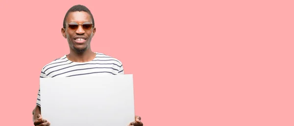 Homem Negro Africano Usando Óculos Sol Segurando Banner Publicidade Branco — Fotografia de Stock