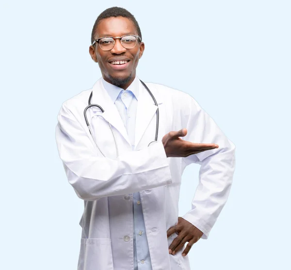 Jovem Médico Negro Profissional Médico Segurando Algo Mão Vazia — Fotografia de Stock