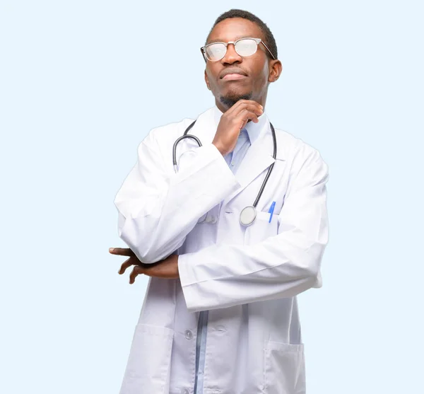 Молодой Черный Врач Профессиональное Медицинское Мышление Глядя Вверх Выражая Сомнения — стоковое фото