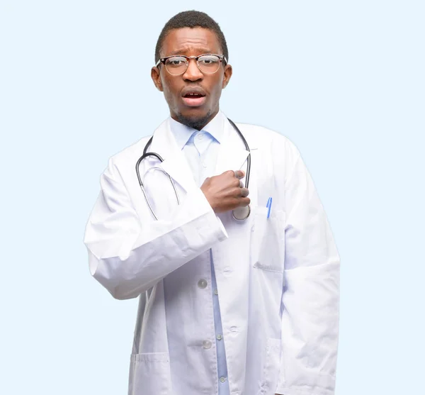 Mladý Černý Lékař Zdravotník Šťastný Překvapení Fandění Exprimují Wow Gesto — Stock fotografie