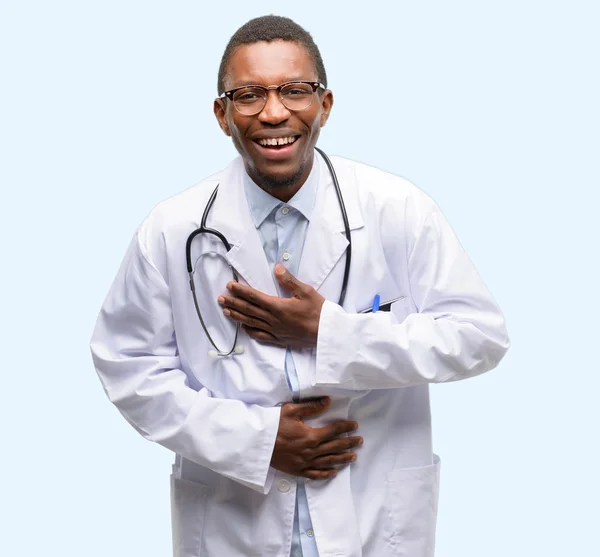 自信を持って 自然と笑顔が大きな笑いと幸せの医療専門家 若い黒医師 — ストック写真