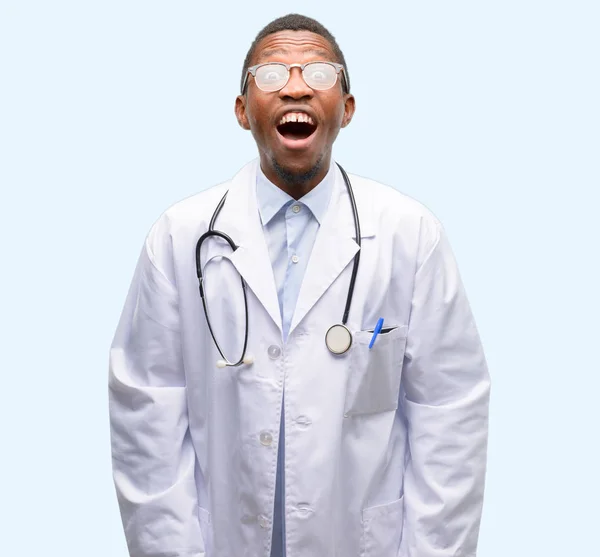 Νέοι Μαύρο Γιατρός Ιατρική Επαγγελματική Αγχωτικός Τρομαγμένος Στον Πανικό Φωνάζει — Φωτογραφία Αρχείου